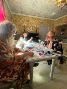 Perusvalmennuksen työpajan yritysosallistujista täyttämässä työpohjia.