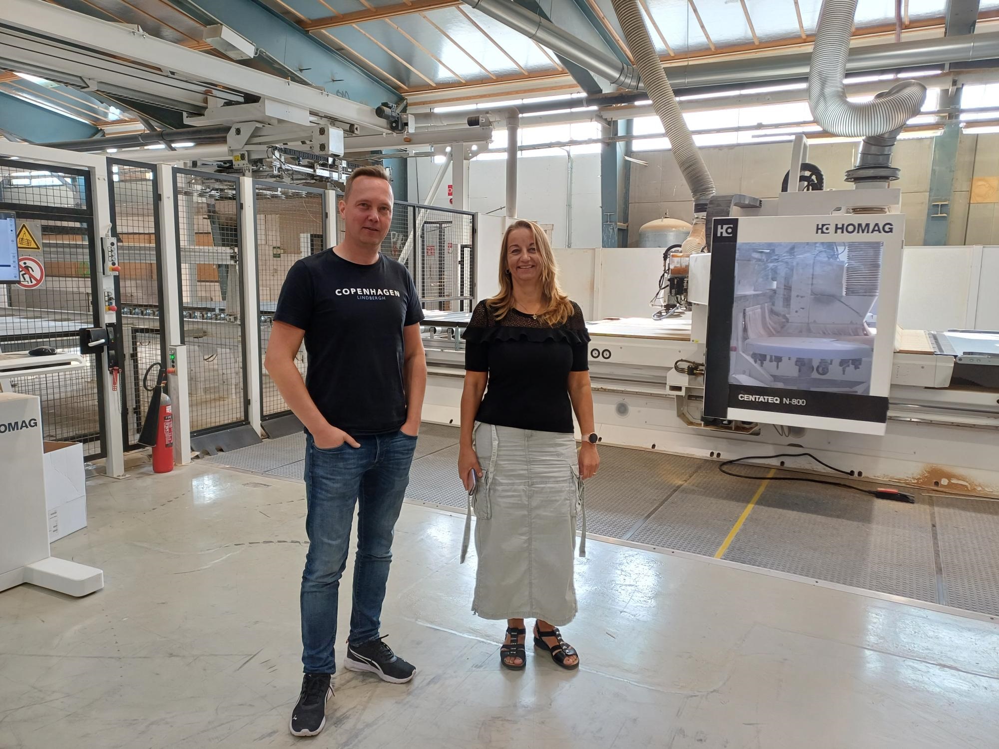 Kensa Oy:n tuotantojohtaja Perttu Siermala ja vientipäällikkö Miia Petäjäsoja Kensan tuotantolaitoksella Kalajoen Himangalla.