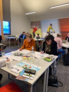 Osallistujat työn touhussa Kalajoella.