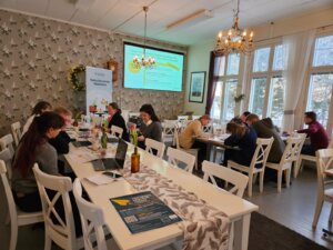 Työskentelyä vastuullisuussuunnitelmien parissa Kalajoella.