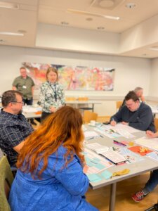 Yritysasiantuntijat ohjaamassa työskentelyä Ylivieskan valmennuksessa.