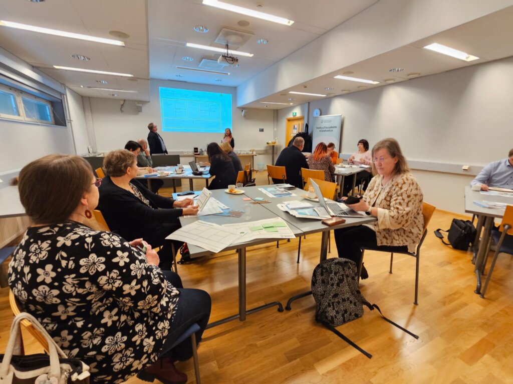 Ylivieskan valmennuksessa osallistujat ryhmäkeskustelujen ja työpohjatyöskentelyn parissa.