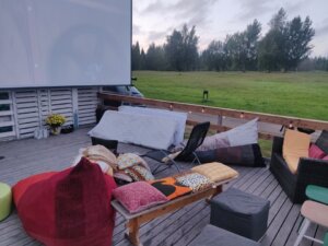 Ulkoilmaelokuvatilaisuus alkamassa.