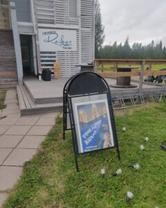 Ulkoilmaelokuvatilaisuus alkamassa.