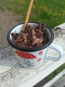 Virkistävät raakaherkkutarjoilut kuvattuna kesäkahvilassa.