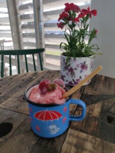 Virkistävät tarjoilut kuvattuna kesäkahvilassa.