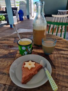 Virkistävät tarjoilut kuvattuna kesäkahvilassa.