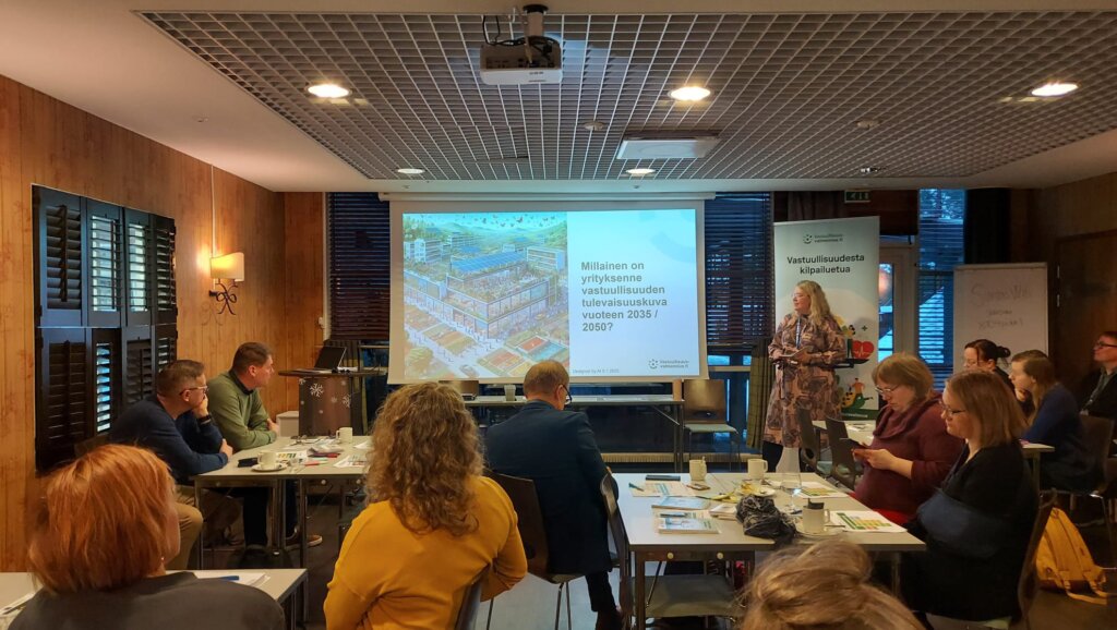 Valmennuspäivä Kalajoella torstaina 30.1.2025. Anna Uusitalo kouluttamassa.