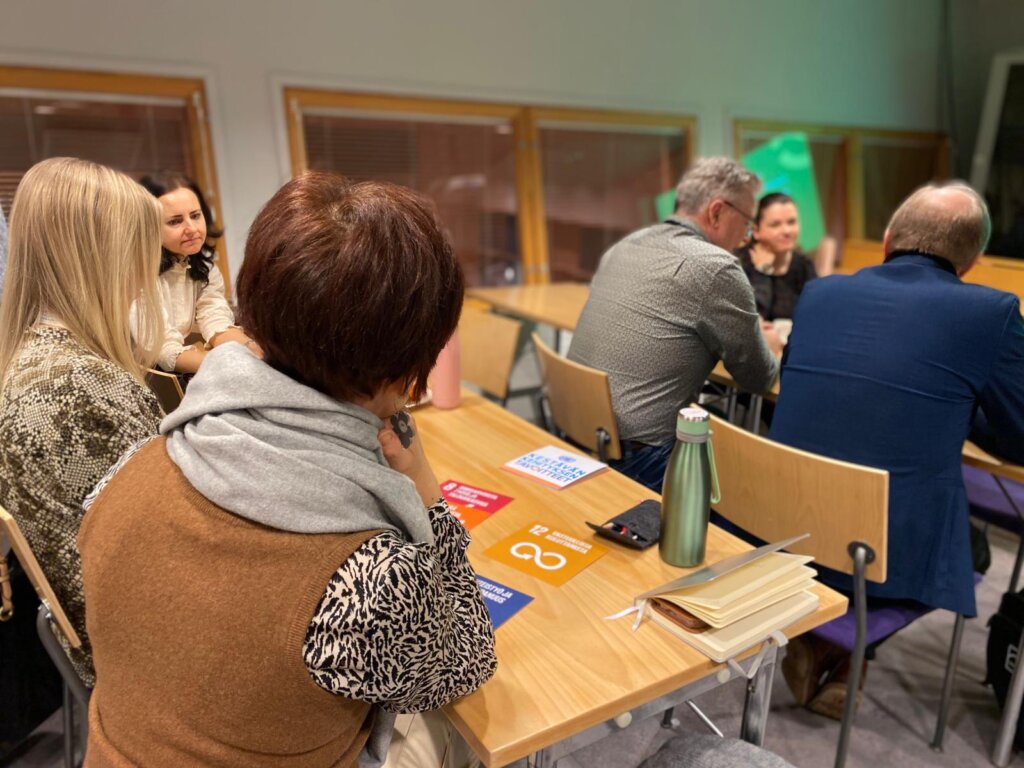 Yrityspalvelutoimijat tutustumassa YK:n kestävän kehityksen tavoitteisiin ideointityöpajassa Ylivieskassa.