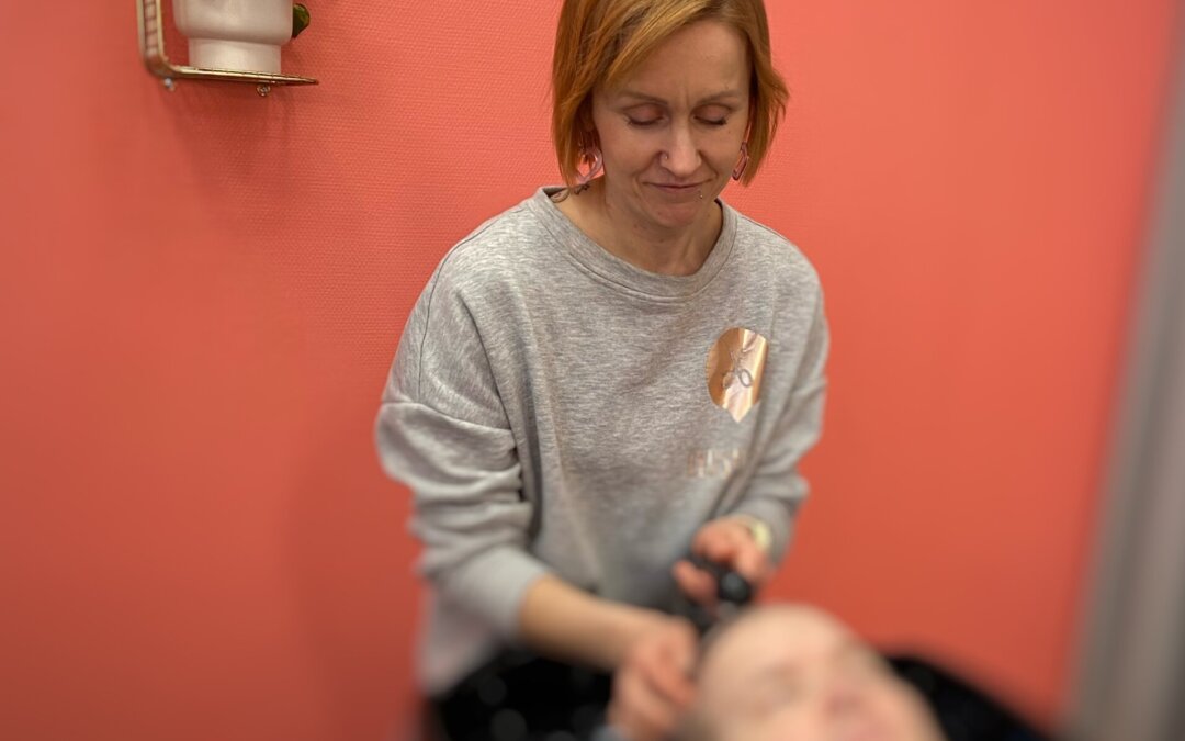 Vastuullista & paikallista palvelua sydämellä: Pienen kylän parturi-kampaamo Hiusholli Vihannissa