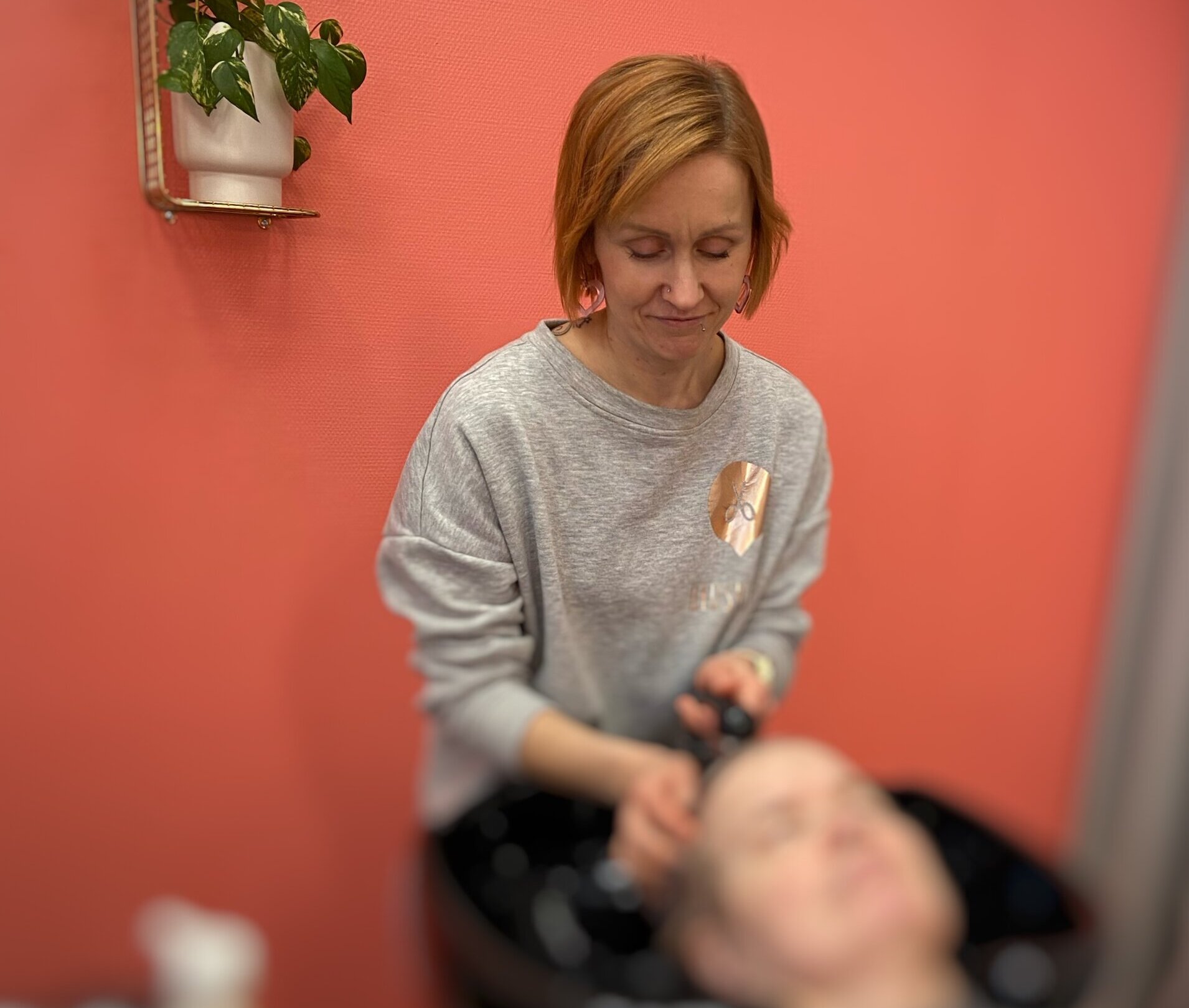 Hiushollin yrittäjä Jonna Pelkonen työn touhussa.