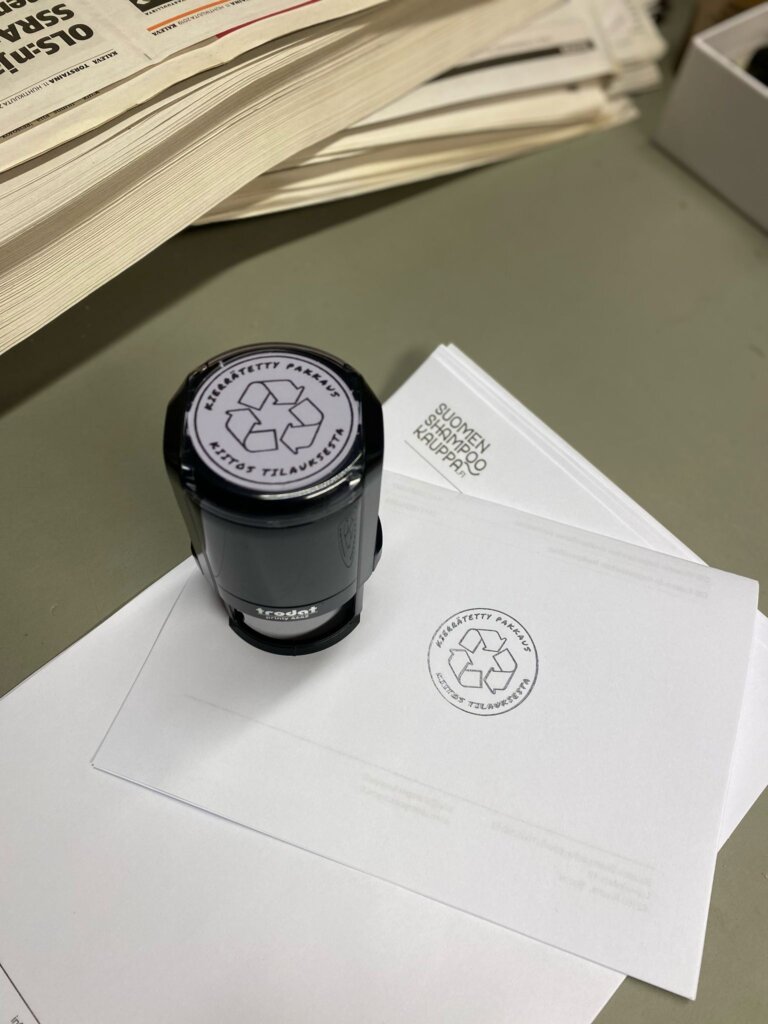 Shampookaupan kierrätettyihin paketteihin laitetaan leima.