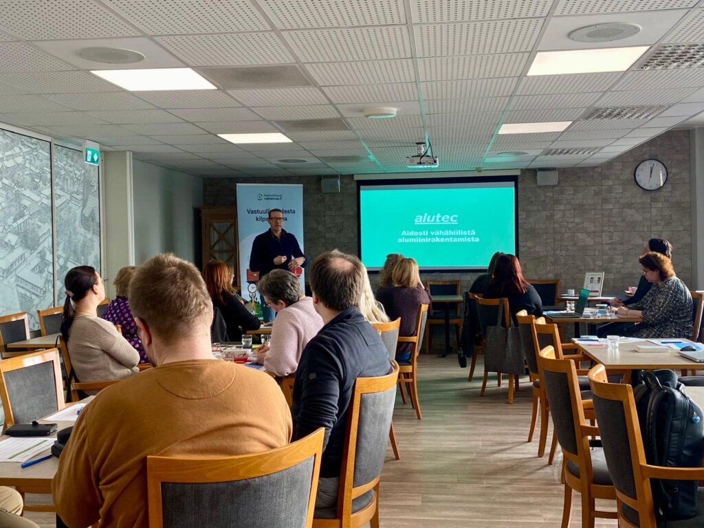 Alutec Oy:n Miika Sumela kertomassa vastuullisuuden strategiatyöstä työpajassa Raahessa.