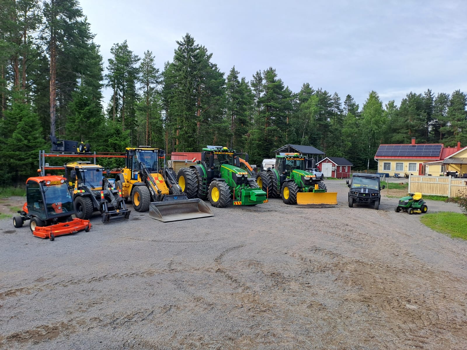 EKA-Asennuksen kalusto kuvattuna varikolla