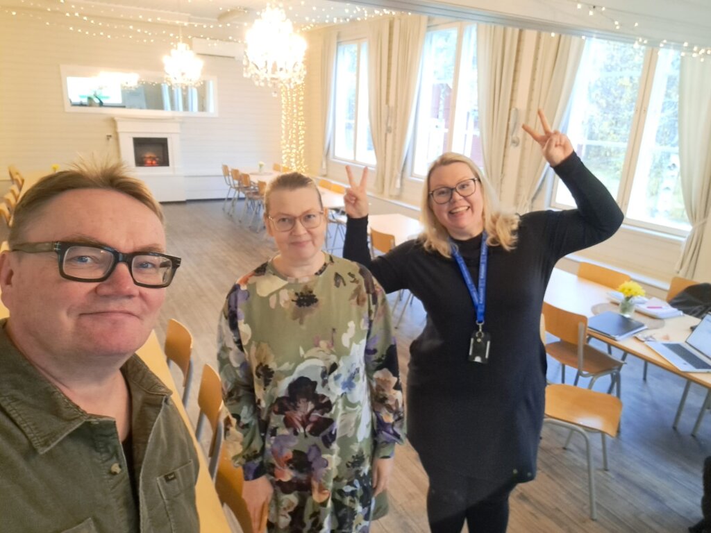 Yritysasiantuntijat Sami Vuolteenaho, Anne-Mari Kukkola ja Anna Uusitalo.